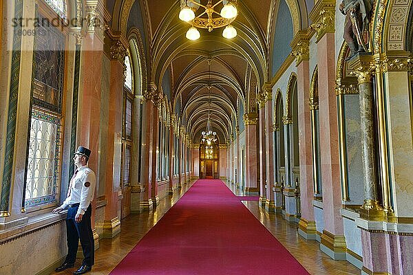 Gang  Parlamentsgebäude  Kossuth Lajos ter  Budapest  Ungarn  Europa