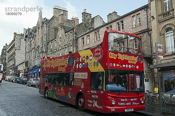 Stadtrundfahrt mit dem Bus  Royal Mile  Edinburgh  Lothian  Schottland  Großbritannien  Europa
