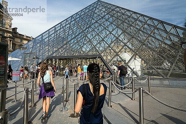 Museum Louvre mit Glaspyramide  Paris  Frankreich  Europa