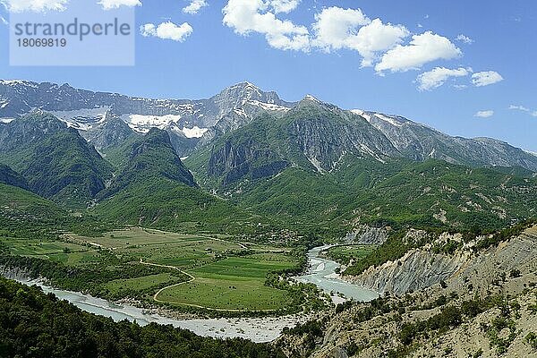 Fluss Vjosa bei Kanicol  SH75  Gebirge Nemeckes  Albanien  Europa