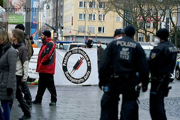Gegendemonstranten der Antifa am Rande einer Demonstration von Querdenkern gegen die Corona-Maßnahmen Koblenz  Rheinland-Pfalz  Deutschland  Europa