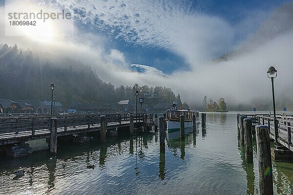 Elektroboot am Anleger  Schöngau  Königssee  Berchtesgadener Land  Bayern  Deutschland  Europa