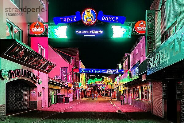 Neonwerbung für das Nachtleben in der Straße Große Freiheit  einer Seitenstraße zur Reeperbahn  St. Pauli  Hamburg  Deutschland  Europa