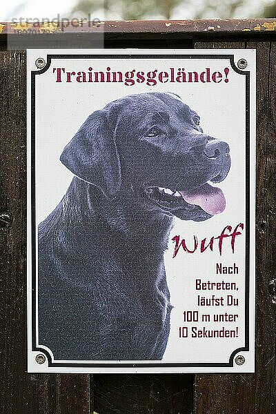 Warnschild vor dem Hund mit Hinweis Trainingsgelände  Meißen  Sachsen  Deutschland  Europa