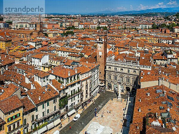 Piazza delle Erbe  Blick vom Torre dei Lamberti  Verona mit mittelalterlicher Altstadt  Venetien  Italien  Verona  Venetien  Italien  Europa