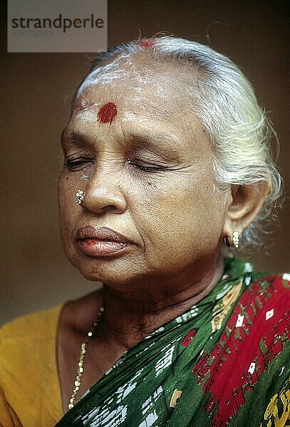 Eine alte Frau bei der Meditation in Tamil Nadu  Indien  Asien