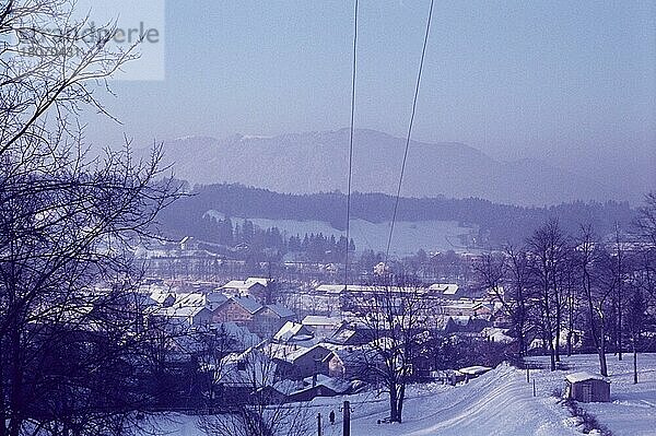 Blick auf Bad Tölz und Blomberg  Bayern  Isarwinkel  haus  60er  60er Jahre  1960er  1960er Jahre  Alpenvorland  Winter  winterlich  Blomberg  Deutschland  Europa
