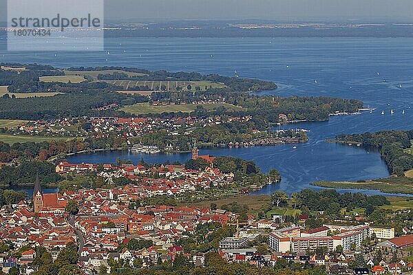Luftaufnahme über die Stadt Röbel am Westufer der Müritz  Mecklenburg-Vorpommern  Deutschland  Europa