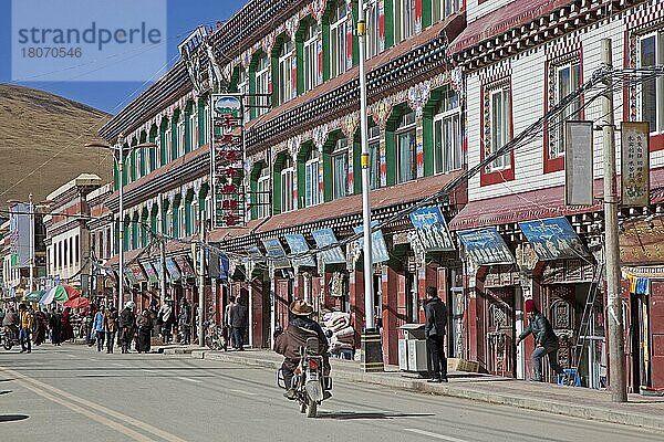 Straße mit Geschäften in dem Dorf Sershu  Serxu  Provinz Sichuan  China  Asien
