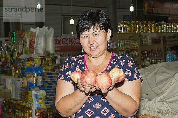 Kasachische Frauen an Gemüseständen  Samal Bazar  Shymkent  Südregion  Kasachstan  Zentralasien  Nur für redaktionellen Gebrauch  Asien