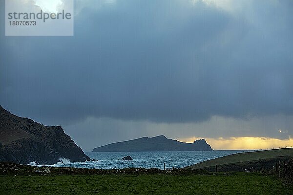 Die Insel Inishtooskert (Inis Tuaisceart) in Form eines toten Mannes vor der Küste der Halbinsel Dingle am Wild Atlantic Way. Kerry  Irland  Europa