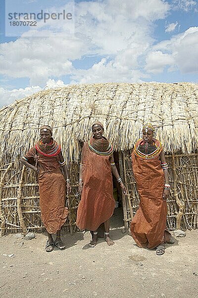 Rendille-Frauen  vor Hütte  Loyangalani  Kenia  Afrika