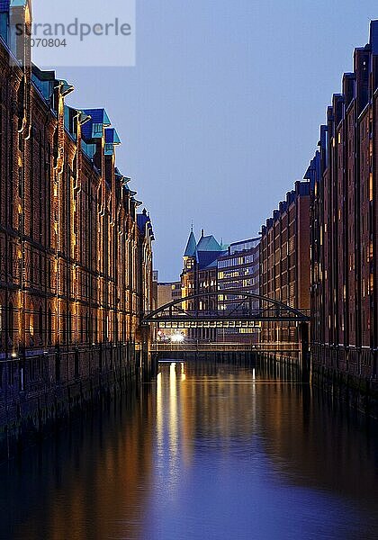 Blick von der Sandbrücke in den Brooksfleet zum Kibbelsteg am Abend  Speicherstadt  Hamburg  Deutschland  Europa