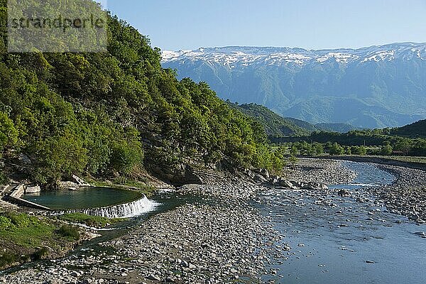 Schwefelhaltige warme Quelle  Thermalquelle  Fluss Lengarica  Benja  Benje  Albanien  Europa