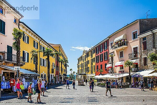 Altstadt von Sirmione  Touristenattraktion und Thermalkurort am südlichen Gardasee  Italien  Sirmione  Gardasee  Italien  Europa