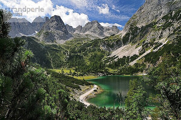 Der Sebensee  im Hintergrund der Vordere Drachenkopf (2.302m)  Tirol  Österreich  Europa