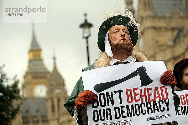 Heinrich VIII. in Westminster  während Anti-Brexit-Demonstranten in Tudor-Kostümen Schutz für die Demokratie fordern. London  England  UK