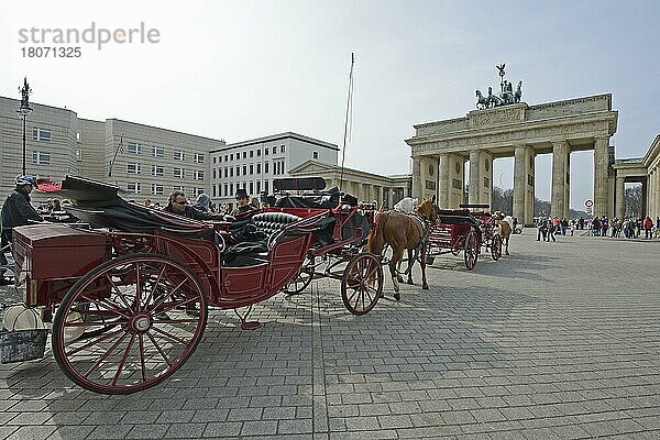 Pferdekutsche  Brandenburger Tor  Pariser Platz  Berlin-Mitte  Berlin  Deutschland  Europa