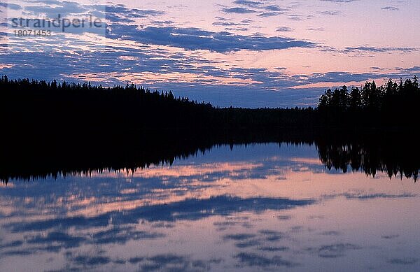 See im Abendlicht  Örebrolaen (Abenddämmerung) (dusk) (twilight) (Silhouette) (Hmel) (sky) (Stmung) (mood) (Europa) (Landschaften) (landscapes) (Querformat) (horizontal) (Spiegelbild) (mirror age) (Spiegelung) (reflection)  Orebrolan  Schweden  Europa