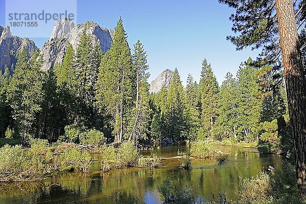 Merced River  im Yosemite Nationalpark  Kalifornien  USA  Merced-Fluss  Nordamerika