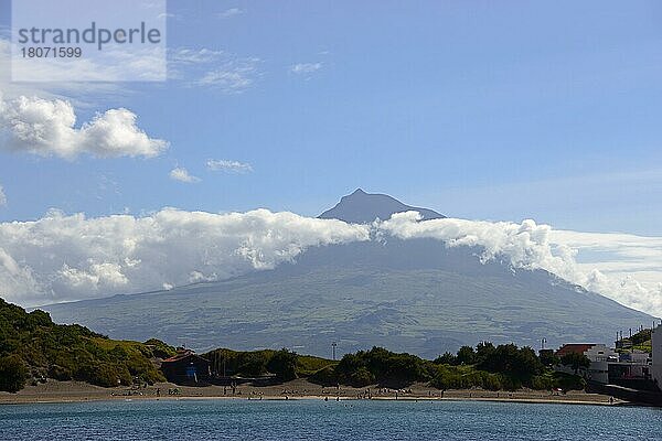 Blick auf Pico  Horta  Faial  Azoren  Portugal  Insel und Berg  Europa