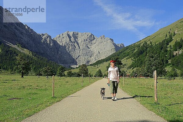 Frau mit Zwergschnauzer  schwarz-silber  Großer Ahornboden  Alpenpark Karwendel  Engtal  Tirol  Engalm  Wanderin  Schnauzer  Österreich  Europa