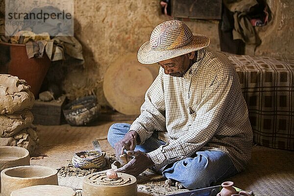 Betsileo-Töpfer bei der Herstellung traditioneller Töpferwaren zu Hause  Fianarantsoa  Haute Matsiatra  Madagaskar  Südostafrika  Afrika