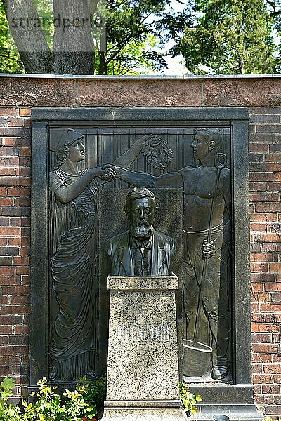 Grab  Wilhelm Liebknecht  Gedenkstätte der Sozialisten  Zentralfriedhof Friedrichsfelde  Gudrunstrasse  Lichtenberg  Berlin  Deutschland  Europa