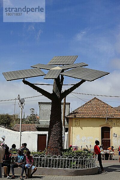 Baum mit Solarzellen  Assomada  Insel Santiago  Republik Kap Verde