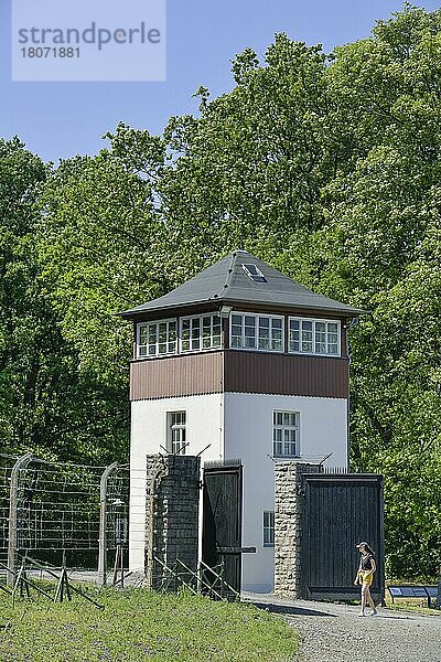 Stacheldraht  Wachturm  Gedenkstätte KZ Buchenwald  Thüringen  Deutschland  Europa