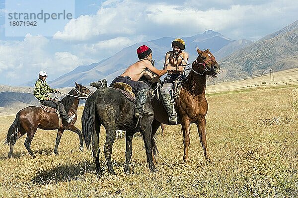 Atpen Audaraspak  Traditionelles kasachisches Armdrücken zu Pferd  Gabagly-Nationalpark  Shymkent  Region Süd  Kasachstan  Zentralasien  Nur für redaktionellen Gebrauch  Asien