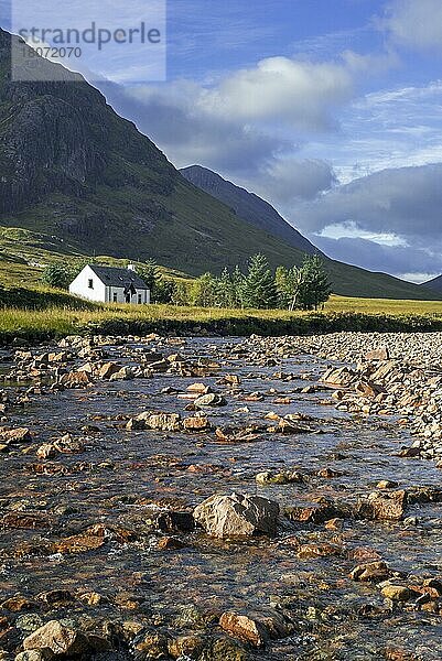 Die abgelegene Lagangarbh-Hütte am Fluss Coupall vor der Buachaille Etive Mor im Glen Coe  Schottische Highlands  Schottland  Großbritannien  Europa