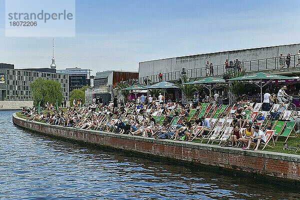 Capital Beach  Spreebogenpark  Tiergarten  Mitte  Berlin  Deutschland  Europa