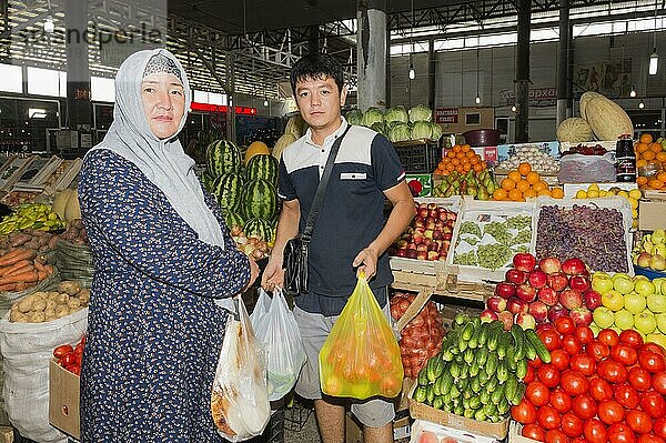 Menschen  die Gemüse kaufen  Samal Bazar  Shymkent  Südregion  Kasachstan  Zentralasien  Nur für redaktionelle Zwecke  Asien