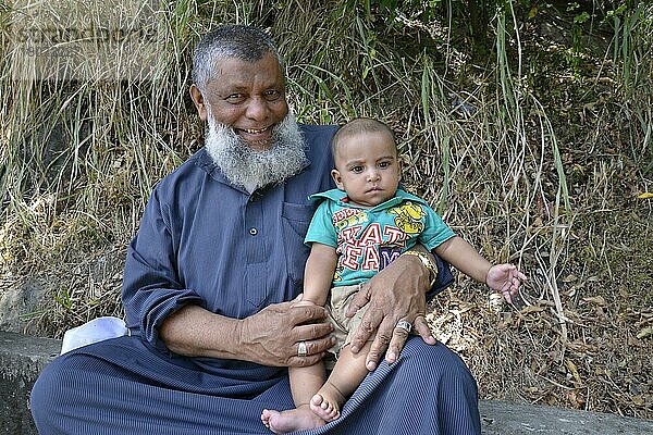 Großvater und Enkel  Sri Lanka  Asien