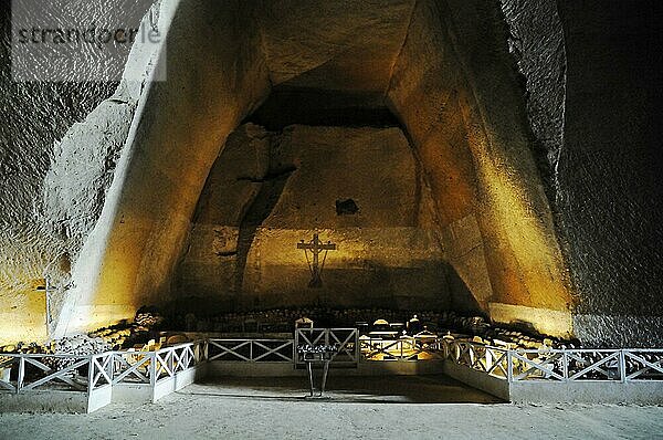 Friedhof Fontanelle  historischer Friedhof in unterirdischem Höhlensystem  Neapel  Kampanien  Italien  Europa
