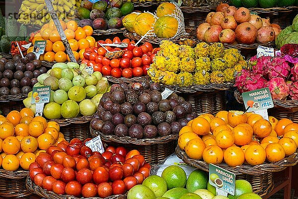Früchte  Obststand  Markthalle Mercado dos Lavradores  Funchal  Madeira  Portugal  Europa