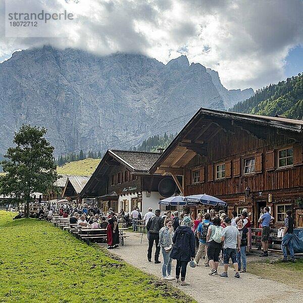 Kirtag im Almdorf Eng  dahinter Grubenkarspitze und Dreizinkenspitze  Karwendel-Gebirge  Hinterriss  Tirol  Österreich  Europa