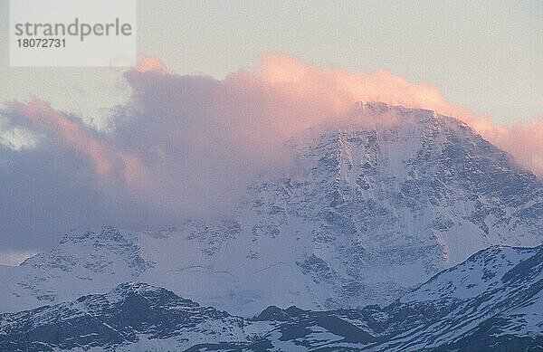 Alpengipfel und Wolken im Abendlicht  in  Berner Oberland (Europa) (Landschaften) (landscapes) (Gebirge) (Berge) (mountains) (Querformat) (horizontal)  Blick vom Niederhorn  Schweiz  Europa