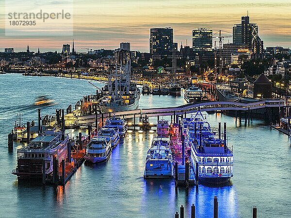 Landungsbrücken an der Elbe  Hamburg  Deutschland  Europa