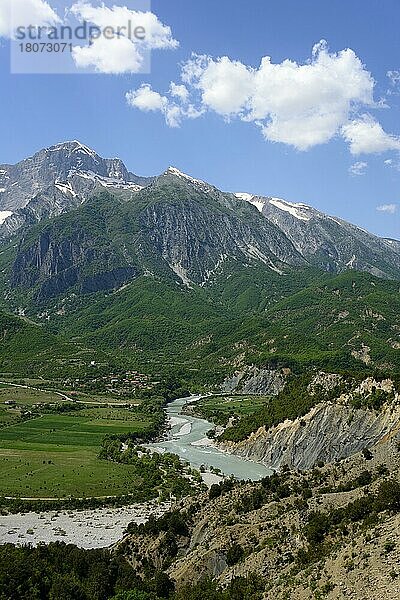 Fluss Vjosa bei Kanicol  SH75  Gebirge Nemeckes  Albanien  Europa