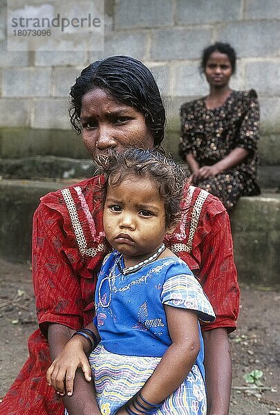 Mutter und Tochter  Kurumba Stammesangehörige  Kerala  Indien  Asien