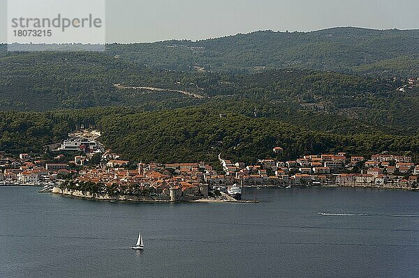 Blick auf Korcula  Dalmatien  Kroatien  Insel und Stadt  Europa