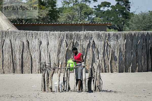 Frau holt Wasser  Dorf an der C49  Caprivi  Namibia  Afrika