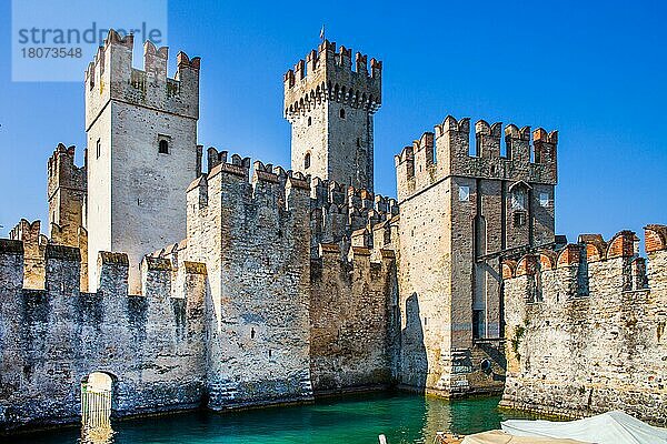 Sirmione mit Skaligerkastell  am südlichen Gardasee  Italien  Sirmione  Gardasee  Italien  Europa