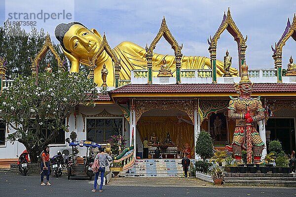 Liegender goldener Buddha  Tempel Wat Sri Sunthon  Phuket  Thailand  Asien