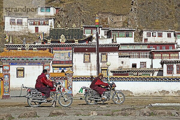 Zwei tibetische Mönche auf Motorrädern vor einem Kloster zwischen Sershu Dzong und Sershu  Serxu  Provinz Sichuan  China  Asien