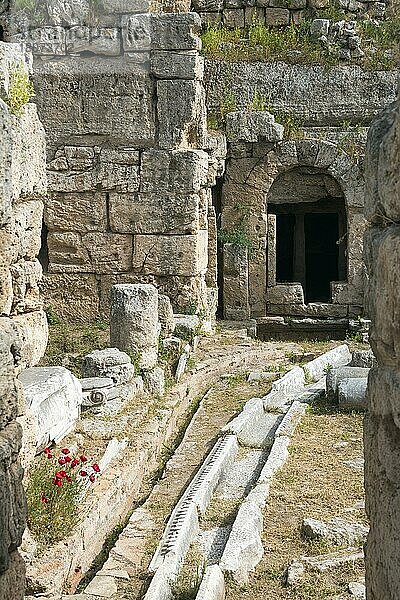Brunnenanlage der Peirene-Quelle  antikes Korinth  Korinthia  Peloponnes  Griechenland  Europa