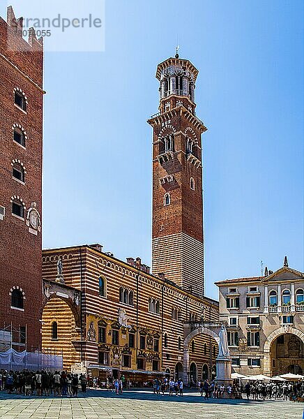 Piazza delle Erbe mit Torre dei Lamberti  Verona mit mittelalterlicher Altstadt  Venetien  Italien  Verona  Venetien  Italien  Europa