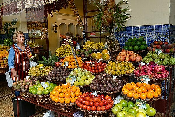Früchte  Obststand  Markthalle Mercado dos Lavradores  Funchal  Madeira  Portugal  Europa